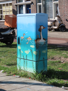 912703 Afbeelding van een in 2024 door MAGSUPYOURMIND beschilderd elektriciteitskastje met futen op de Van Egmondkade ...